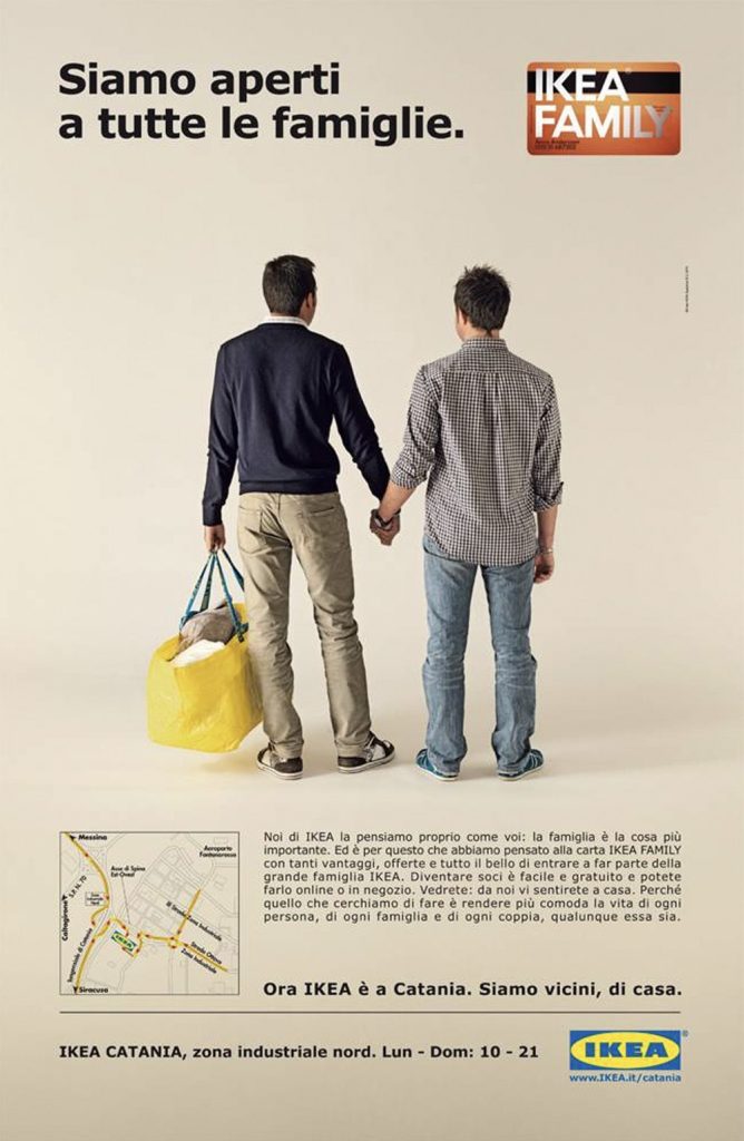 Campagna Carta IKEA Family "siamo aperti a tutte le famiglie". Nell'immagine due uomini si tengono per mano e uno porta la busta di IKEA.